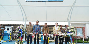 Menteri Perdagangan Republik Indonesia Budi Santoso bersama Wakil Menteri Perdagangan Republik Indonesia Dyah Roro Esti Widya Putri dan Direktur Utama PLN Darmawan Prasodjo didampingi jajaran manajemen Kementerian Perdagangan dan PLN melakukan peresmian Stasiun Pengisian Kendaraan Listrik Umum (SPKLU) di lingkungan Kementerian Perdagangan, Jakarta, Kamis (5/3).