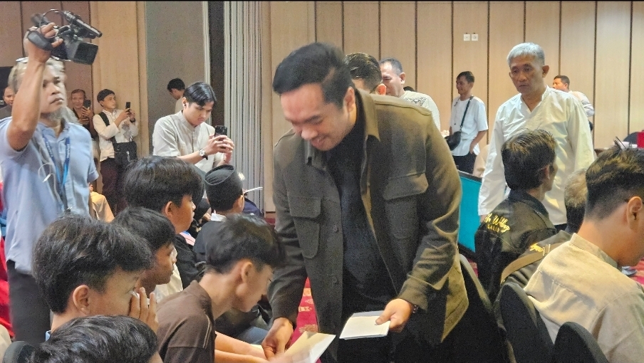 Direktur Utama Radio Megaswara Endika Perdana Berkeliling Langsung Menyerahkan Santunan