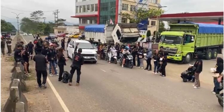 Grib Jaya Sukabumi Bagikan 1000 Takjil di Jalur Lingkar Selatan 