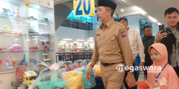 Wali Kota Bogor Dampingi 50 Anak Yatim Belanja Baju Lebaran