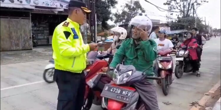 Polisi Bagi-bagi Gembok Gratis, Antisipasi Aksi Curanmor