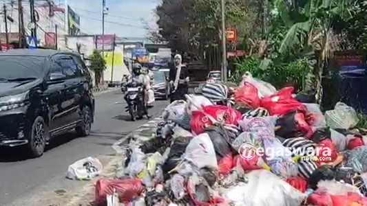 sampah menumpuk di karangtengah sukabumi