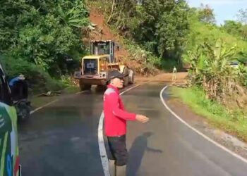 Akses Jalan di Jampangtengah Tertutup Longsor Akibat Curah Hujan Tinggi
