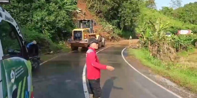 Akses Jalan di Jampangtengah Tertutup Longsor Akibat Curah Hujan Tinggi