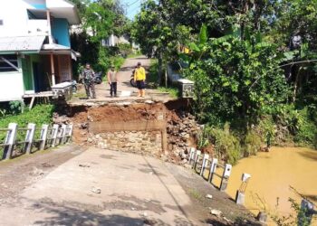 Sungai Cikurutug Meluap, Jembatan Linggamanik Amblas Tutup Akses Jalan Kabupaten Sukabumi