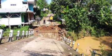 Sungai Cikurutug Meluap, Jembatan Linggamanik Amblas Tutup Akses Jalan Kabupaten Sukabumi