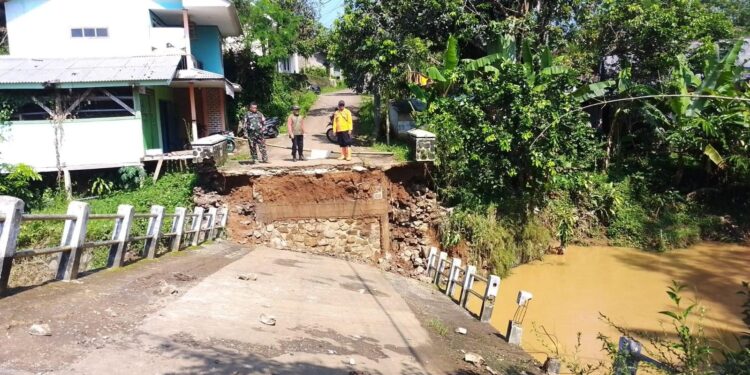 Sungai Cikurutug Meluap, Jembatan Linggamanik Amblas Tutup Akses Jalan Kabupaten Sukabumi