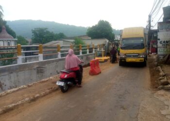 Pengendara Nekat Lewati Jalan Bojongrangkas Yang Longsor
