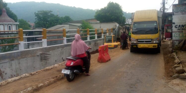 Pengendara Nekat Lewati Jalan Bojongrangkas Yang Longsor