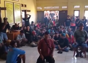 Ratusan Warga di Sukabumi Gerudug Kantor Desa Tuntut Janji Politik, Begini Tanggapan Kades Sukatani !