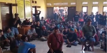 Ratusan Warga di Sukabumi Gerudug Kantor Desa Tuntut Janji Politik, Begini Tanggapan Kades Sukatani !