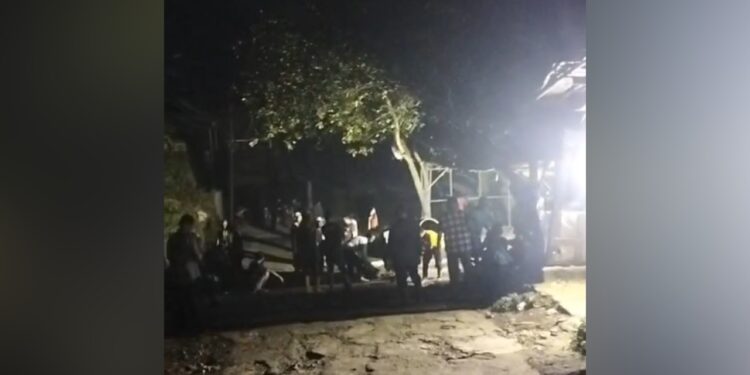 Warga Desa Cipetir Gotong Royong Perbaiki Jalan Maut, Diduga Banyak Menelan Korban