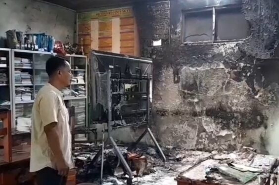 Ruang Guru terbakar, Penilaian Tengah Semesrer Di Undur Senin Besok