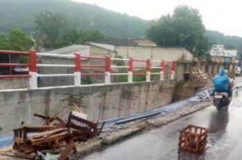Geram Tak Kunjung di Perbaiki, Pengusaha Lokal Bangun Jalan Amblas Terbengkalai