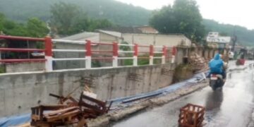 Geram Tak Kunjung di Perbaiki, Pengusaha Lokal Bangun Jalan Amblas Terbengkalai