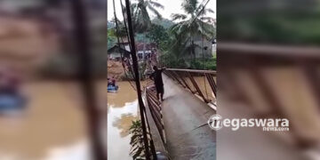 Kabel Seling Putus, Lima Sepeda Motor Terjebak di Jembatan Gantung Cibugel