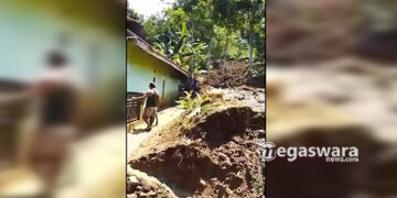 Peristiwa longsor di jampan tengah