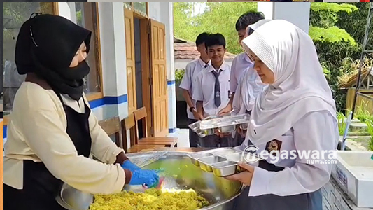 SMAN 2 Kota Sukabumi Raih Prestasi Nasional, SPPG Gunungpuyuh Rayakan dengan MBG Nasi Tumpeng
