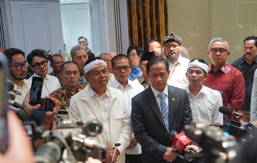 Menteri Lingkungan Hidup bersama Gubernur Jawa Barat