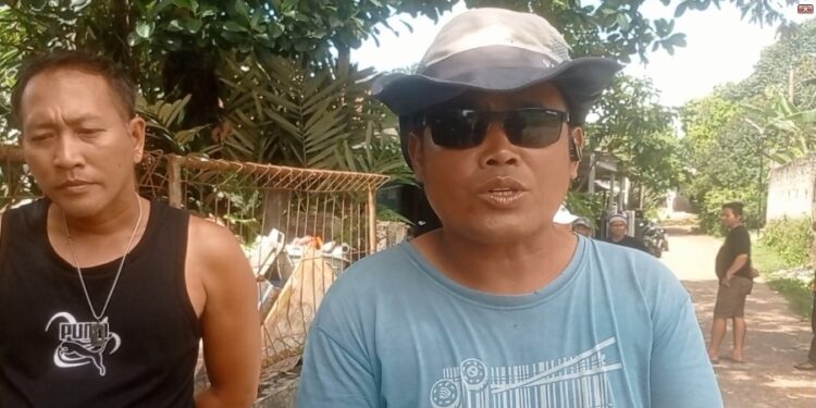 Proyek Perbaikan Jalan Lambat, Warga Desa Tonjong Gelar Aksi Protes