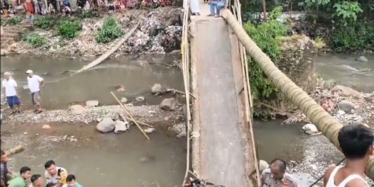 Jembatan Putus Diterjang Banjir, Ratusan Warga Cigudeg Terisolir