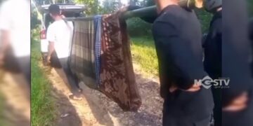 Viral! Sejumlah Warga di Jampang Tengah Terpaksa Menandu Seorang Pasien Menuju Ambulance