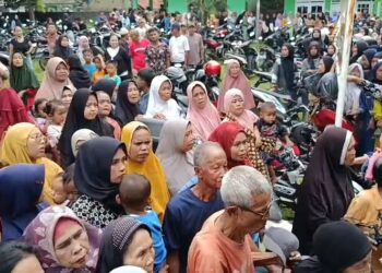 Ribuan Warga Cinangka Antri Daging Gratis Dari Yayasan Berjam-jam