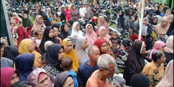 Ribuan Warga Cinangka Antri Daging Gratis Dari Yayasan Berjam-jam
