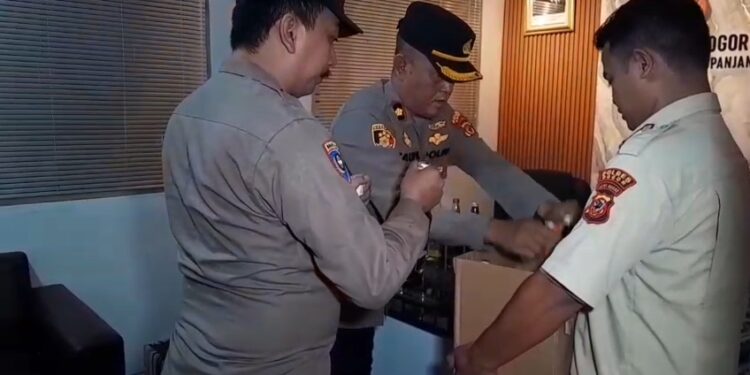 Razia Minuman Keras di Parung Panjang, Polisi Sita 10 Botol Miras di Toko Jamu