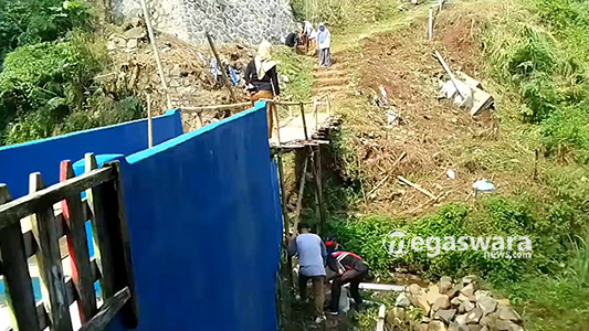 Warga Harjasari Bogor Gotong Royong Sambut Pembangunan Jembatan Permanen oleh TNI