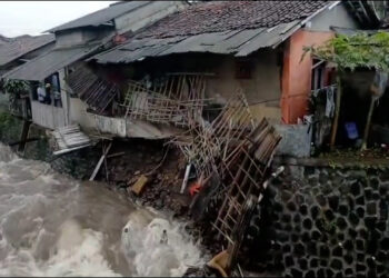 Banjir Sungai Sindang Barang Gerus 8 Rumah Warga di Ciomas Bogor