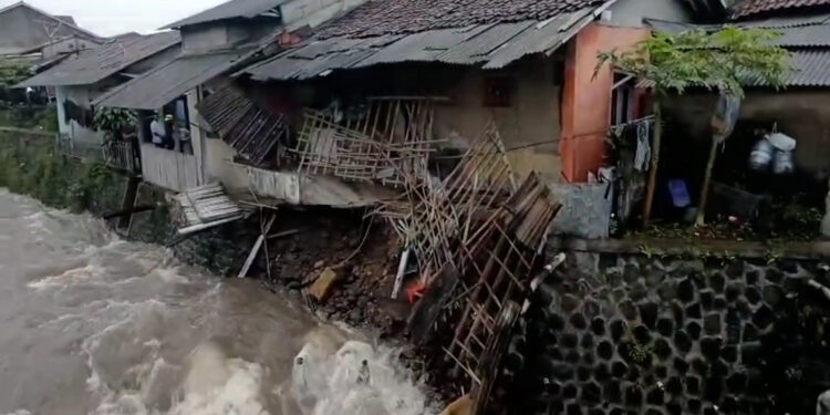 Banjir Sungai Sindang Barang Gerus 8 Rumah Warga di Ciomas Bogor
