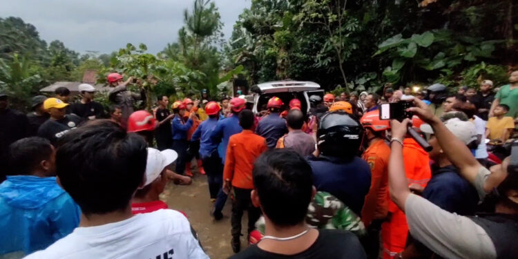 Pekerja Tewas Tertimbun Longsor Tebing 30 Meter di Sungai Cipetir, Bogor
