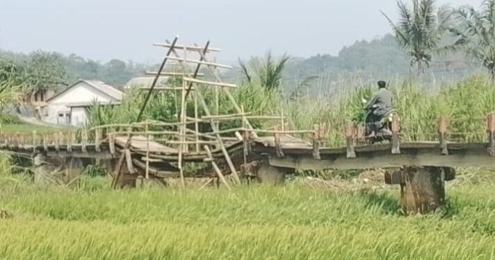 Rusak Sejak 2018, Jembatan Penghubung Dua Kecamatan Di Sukabumi Belum Ada Perbaikan