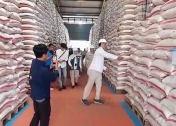 Jelang Idul Adha, Anggota Komisi II DPR RI Heri Gunawan Tinjau Ketersediaan Beras Bulog