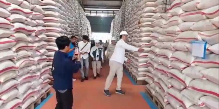 Jelang Idul Adha, Anggota Komisi II DPR RI Heri Gunawan Tinjau Ketersediaan Beras Bulog