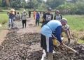 Puluhan Warga di Sukabumi Terlibat Bangun Jalan Desa Program Karya Bakti TNI  ‎