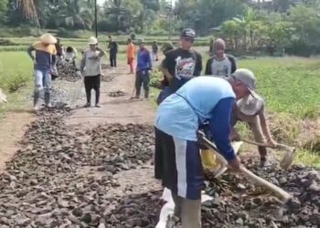 Puluhan Warga di Sukabumi Terlibat Bangun Jalan Desa Program Karya Bakti TNI  ‎