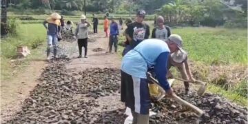 Puluhan Warga di Sukabumi Terlibat Bangun Jalan Desa Program Karya Bakti TNI  ‎