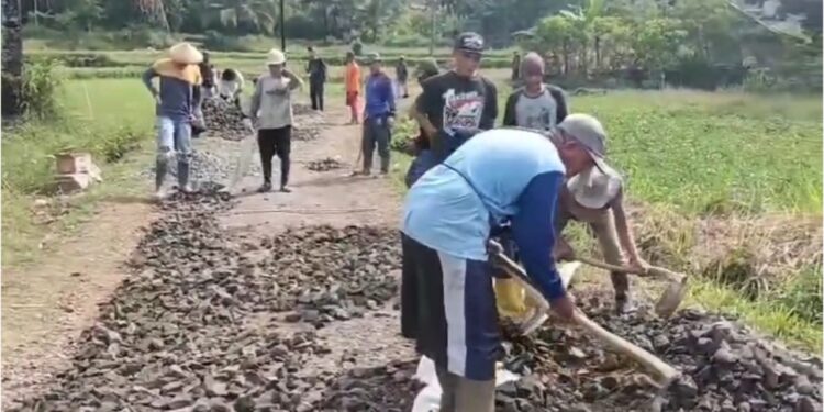 Puluhan Warga di Sukabumi Terlibat Bangun Jalan Desa Program Karya Bakti TNI  ‎