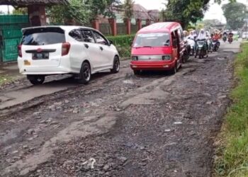 Akses Jalan Menuju Wisata Situ Gunung Rusak Parah, Banyak Pengendara Alami Kecelakaan