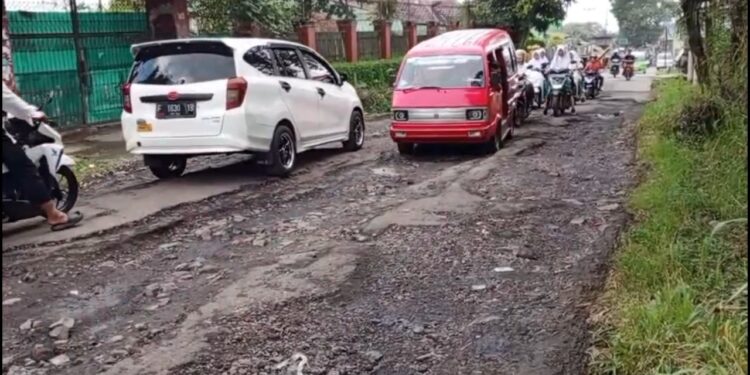 Akses Jalan Menuju Wisata Situ Gunung Rusak Parah, Banyak Pengendara Alami Kecelakaan