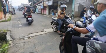 Jalan Raya Karehkel–Rumpin Rusak Parah, Warga Minta Perbaikan Segera Demi Keselamatan