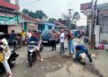 Kurang Perhatian Pemerintah, Warga Bergotong Royong Tambal dan Urug Jalan Rusak di Ciherang, Gunakan Dana Swadaya