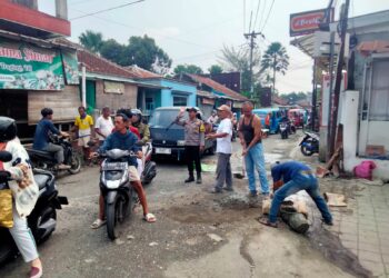 Kurang Perhatian Pemerintah, Warga Bergotong Royong Tambal dan Urug Jalan Rusak di Ciherang, Gunakan Dana Swadaya