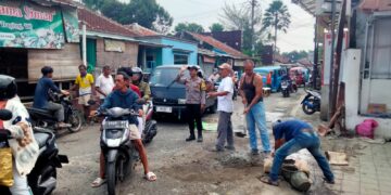 Kurang Perhatian Pemerintah, Warga Bergotong Royong Tambal dan Urug Jalan Rusak di Ciherang, Gunakan Dana Swadaya