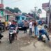 Kurang Perhatian Pemerintah, Warga Bergotong Royong Tambal dan Urug Jalan Rusak di Ciherang, Gunakan Dana Swadaya
