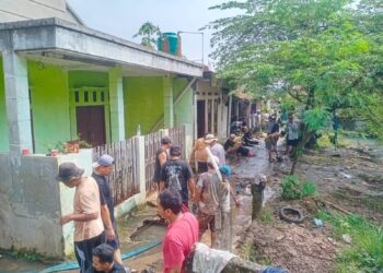 Warga Kampung Pasar Rebo RW 008 Bergotong Royong Normalisasi Drainase 135 Meter, Gunakan Dana Swadaya