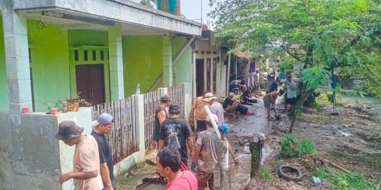 Warga Kampung Pasar Rebo RW 008 Bergotong Royong Normalisasi Drainase 135 Meter, Gunakan Dana Swadaya