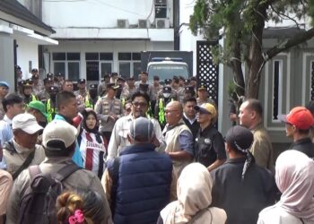 Ratusan RT dan RW Tagih Janji Walikota Sukabumi